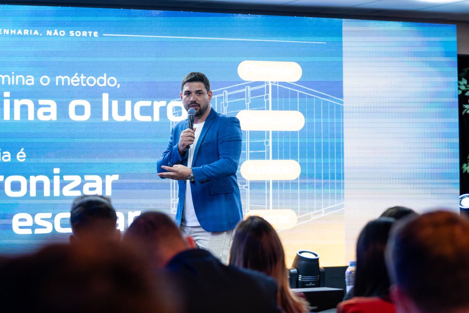 Paulo Buono palestrando sobre o Método Vettrus de Importação